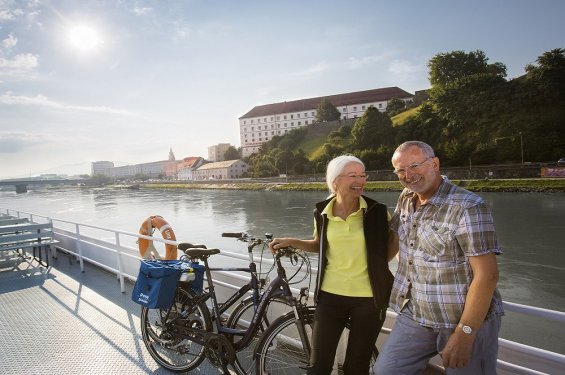 Varen over de Donau bij Linz tijdens fietsvakantie met groepsreis op een cruiseboot
